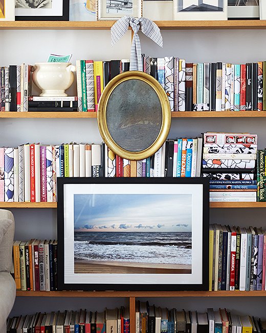 “Don’t forget about the outside of the bookshelf as well,” Becca says. “It’s a classic look to hang art on the outside of the bookshelf.” Photo by Manuel Rodriguez.

